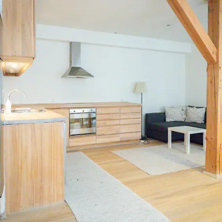 Apartamento City Flat -cosy Backyard & Vibrant Area