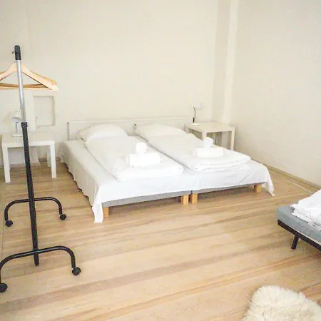 City Flat -cosy Backyard & Vibrant Area Apartment *